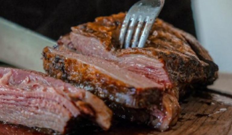 anziana morta soffocata carne
