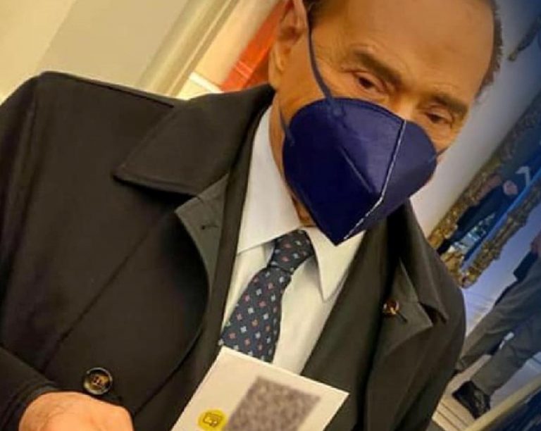 Silvio Berlusconi e la "card in cui mostra il "certificato sanitario"