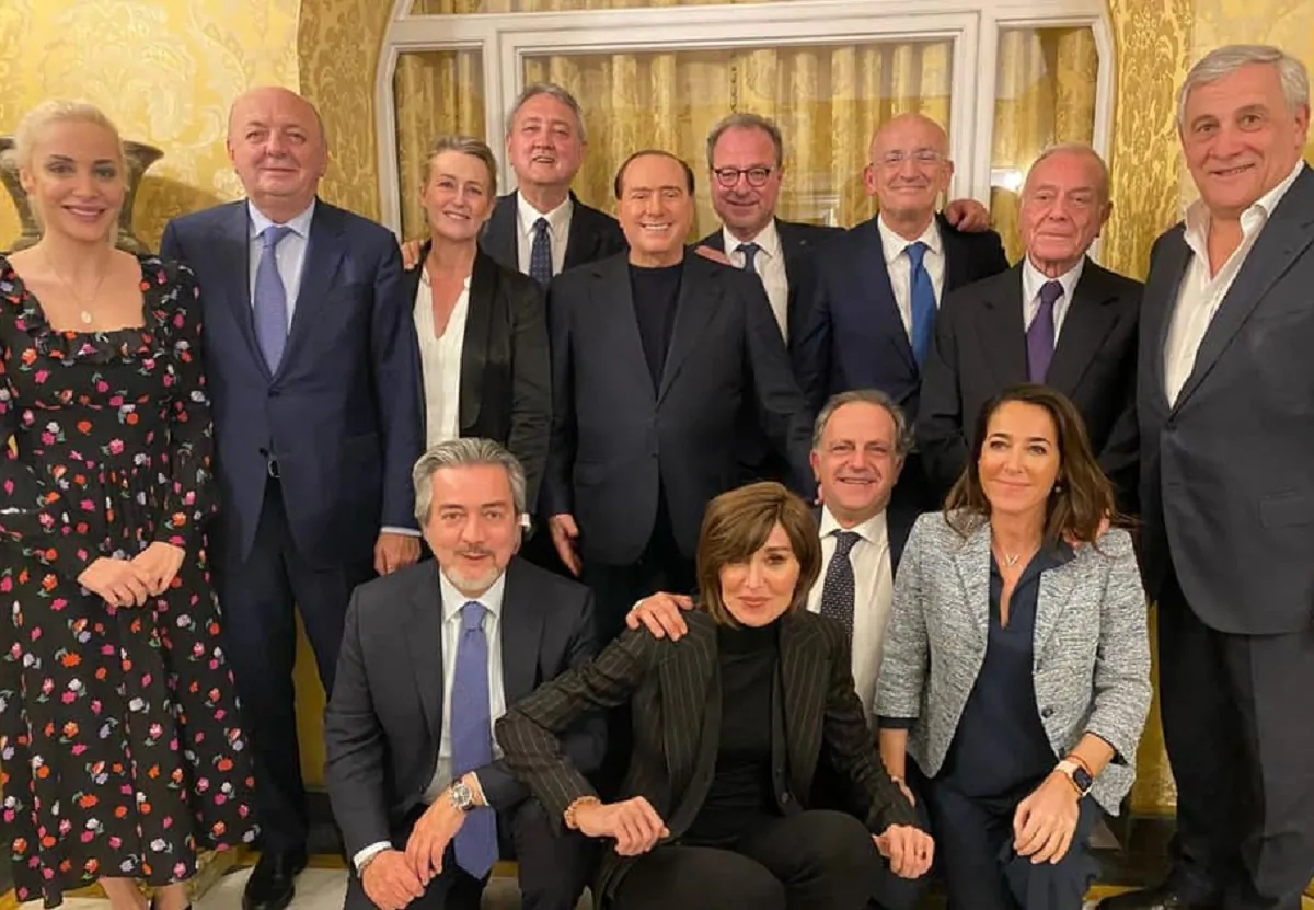 Silvio Berlusconi con il gruppo dirigente politico, parlamentare e di governo di Forza Italia