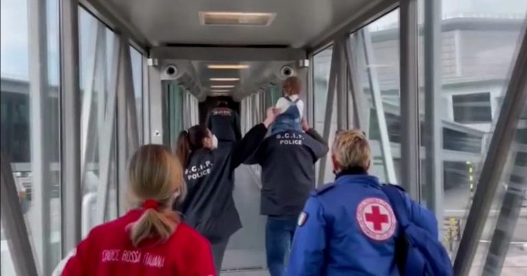 Bimba abbandonata in Ucraina, i genitori fanno dietrofront: "Volevamo portarla in Italia"