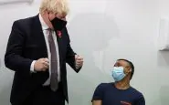 Boris Johnson in un hub vaccinale UK