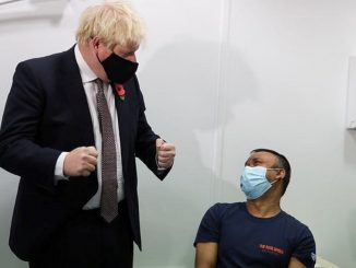 Boris Johnson in un hub vaccinale UK