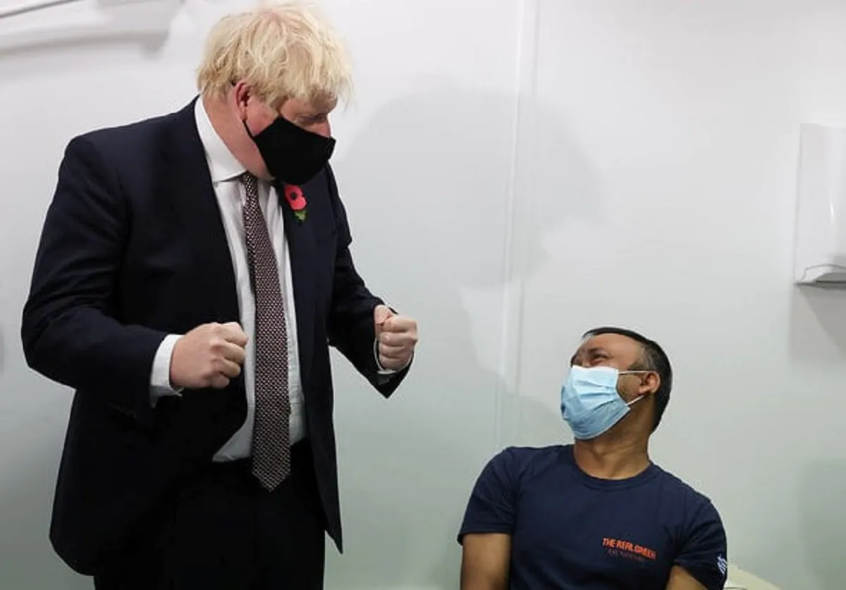 Boris Johnson in un hub vaccinale UK