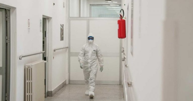 Boom contagi di medici e infermieri, verso Cdm su obbligo terza dose