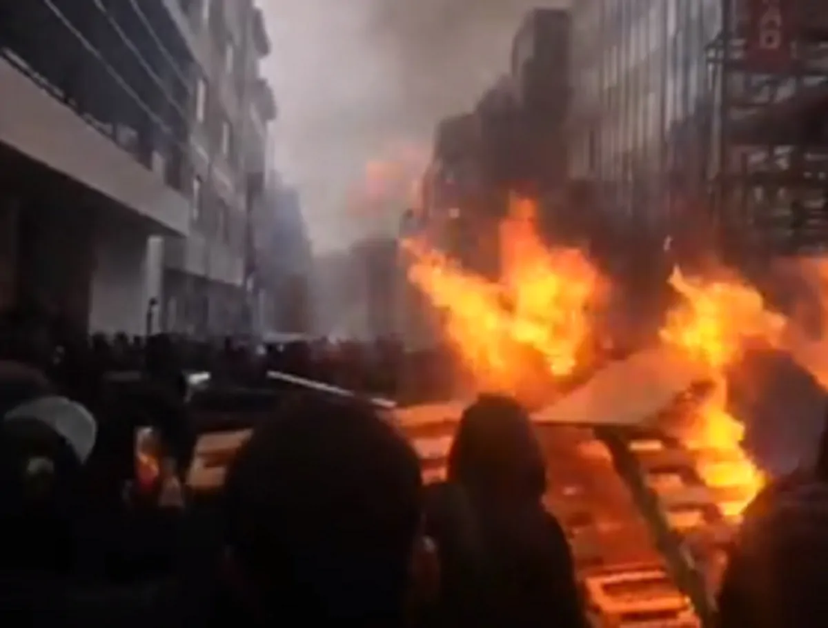 Barricate in fiamme a Bruxelles nella protesta anti Green Pass