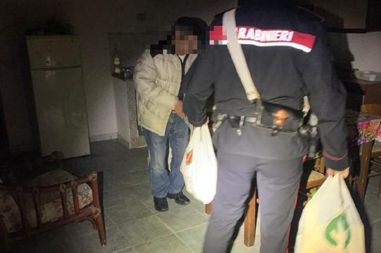 I carabinieri di Alà che aiutano l'uomo