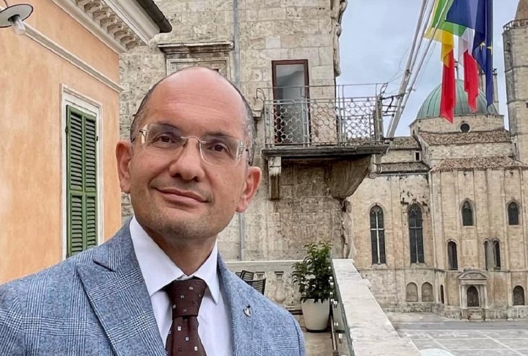 L'assessore marchigiano Castelli ha comunicato sui social di essere risultato positivo al Covid