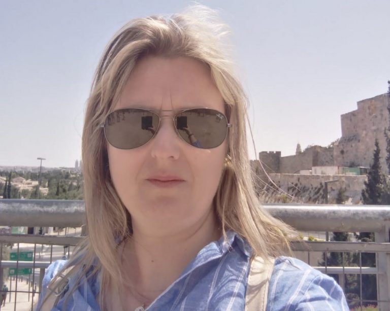 “Testa di c…, vai a sculettare a Pisa”. Arrestate due vigilesse, vessavano colleghi e cittadini