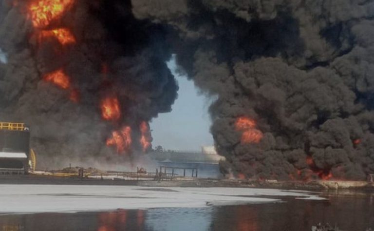 Una dramamtica immagine dell'incendio al bacino di El Palito