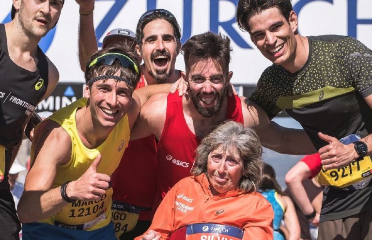 Erico Roldan con i compagni runner e la madre Silvia a Siviglia