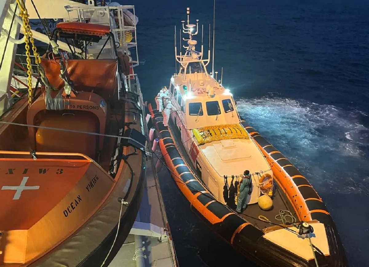 Ocean Viking ferma al largo di Lampedusa