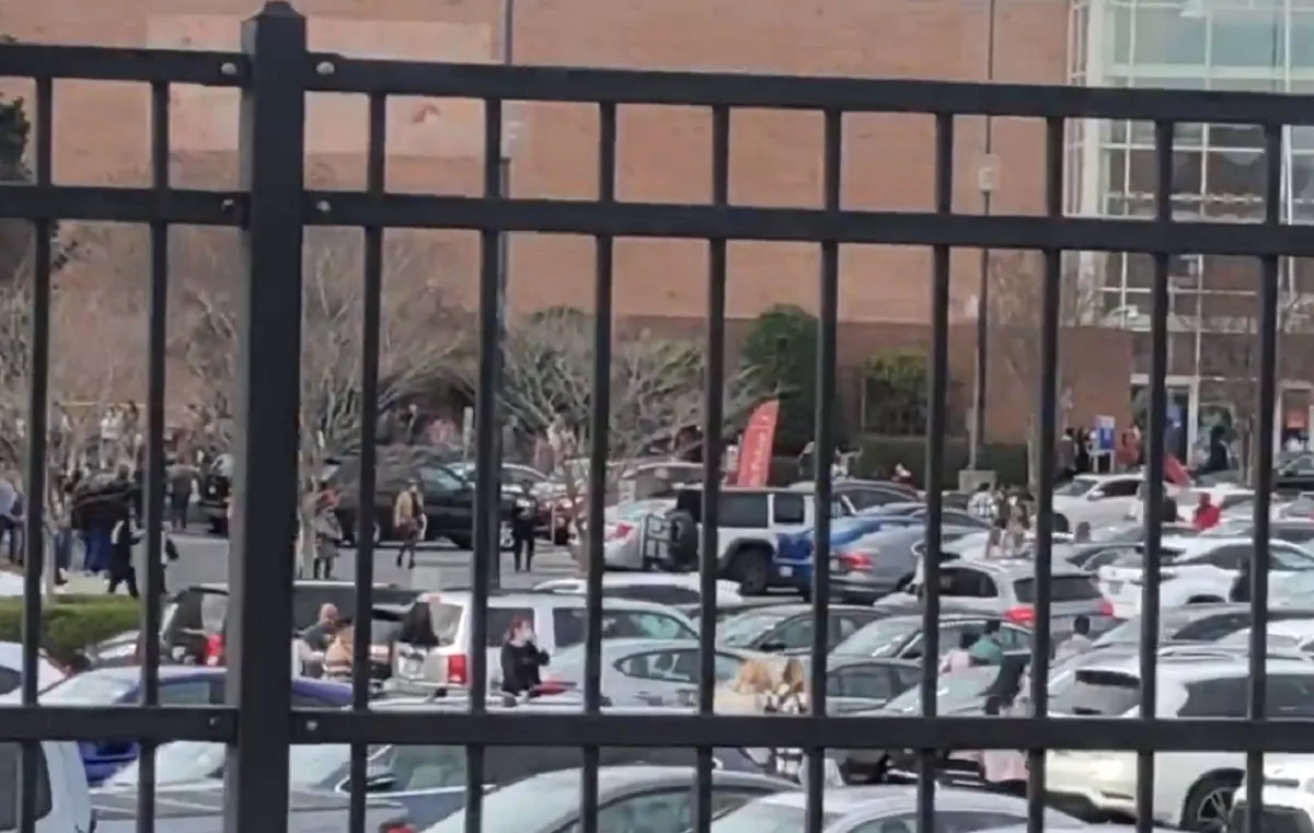 la fuga fuori dal centro commerciale Usa in cui è avvenuta la sparatoria