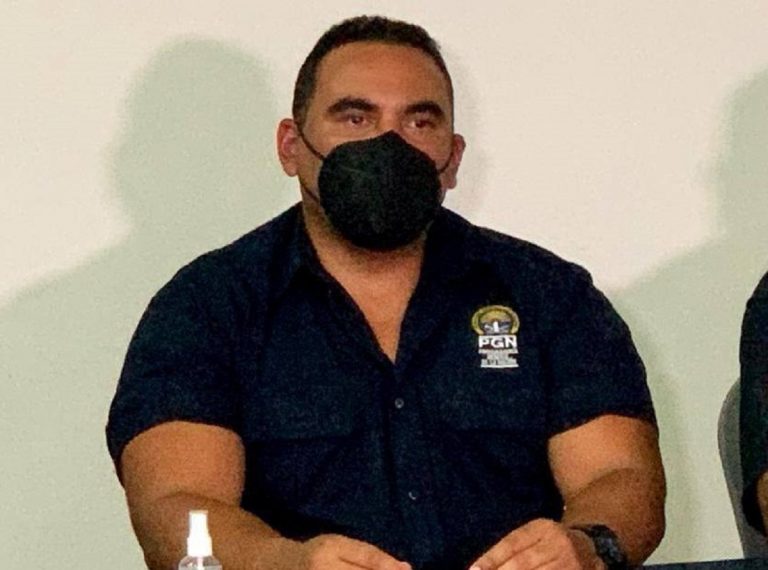 Il magistrato Rafael Baloya durante la conferenza stampa sulla strage