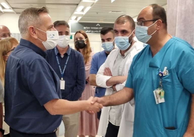 A sx, il ministro della Sanità di Tel Aviv Nitzan Horowitz