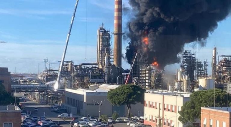 Livorno incendio Eni