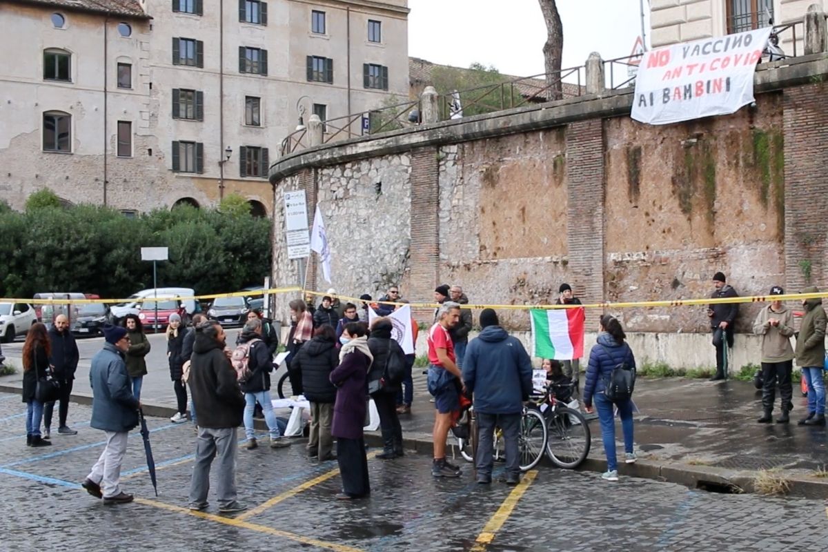 Manifestazione contro vaccinazione bambini