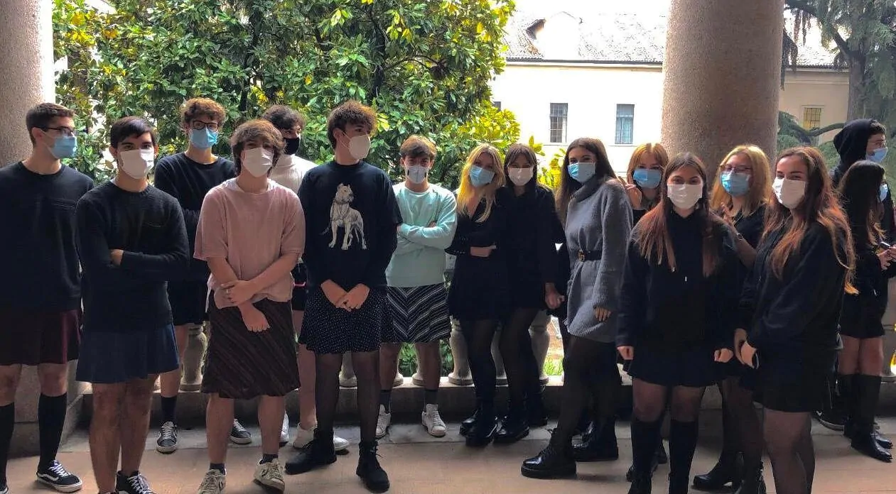 Monza, studenti del liceo in classe con la gonna per dire stop al sessismo