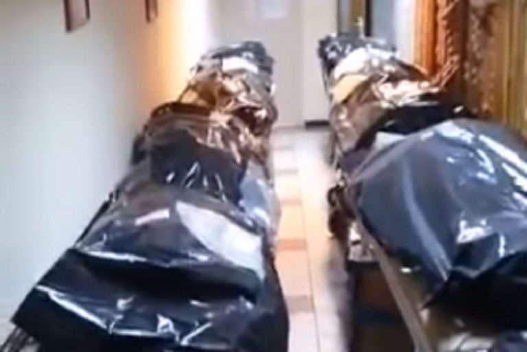 L'agghiacciante scena di un obitorio di Bucarest