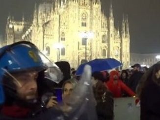 Policía en Piazza Duomo tras la llegada de No Green Passes