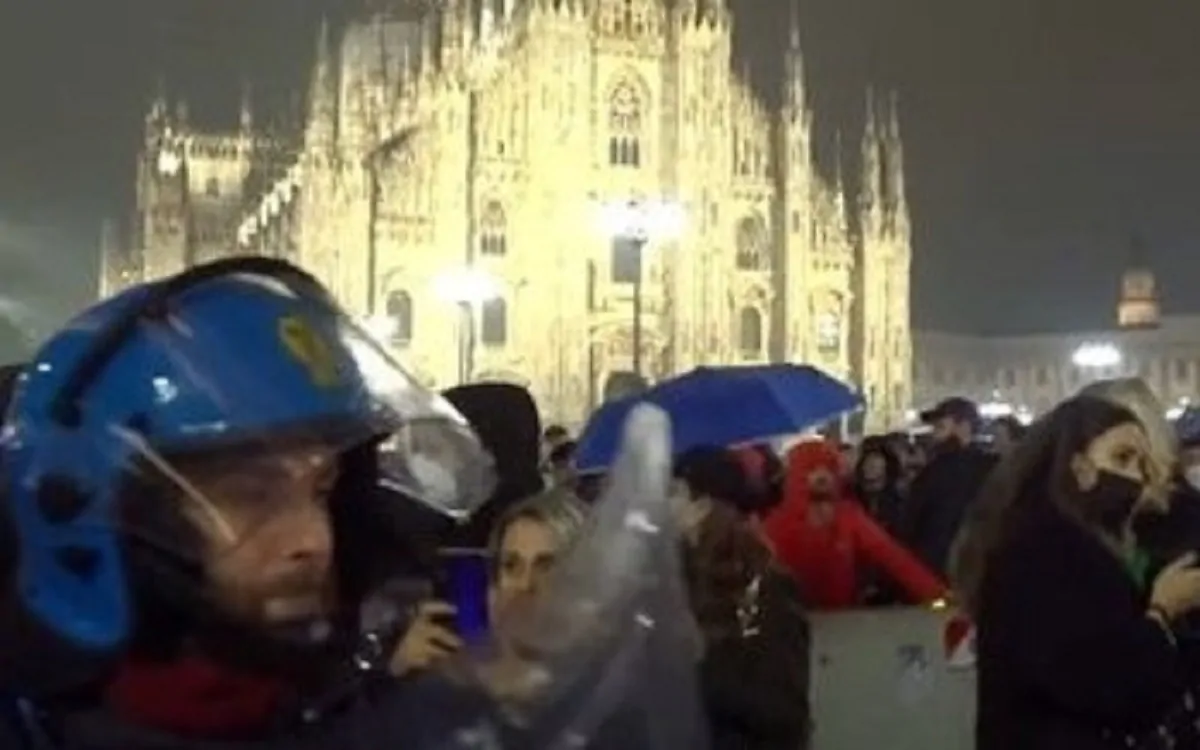 La Polizia a Piazza Duomo dopo l'arrivo dei No Green Pass