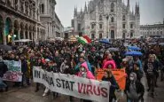 No Green Pass: a Milano le forze dell’ordine bloccano l’accesso a Piazza Fontana. In 3.000 al sit-in