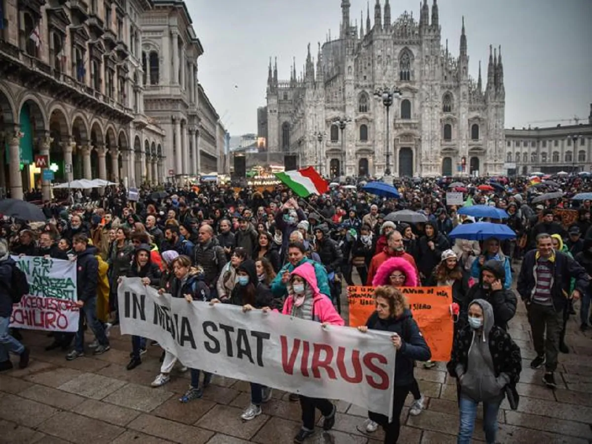 No Green Pass: a Milano le forze dell’ordine bloccano l’accesso a Piazza Fontana. In 3.000 al sit-in