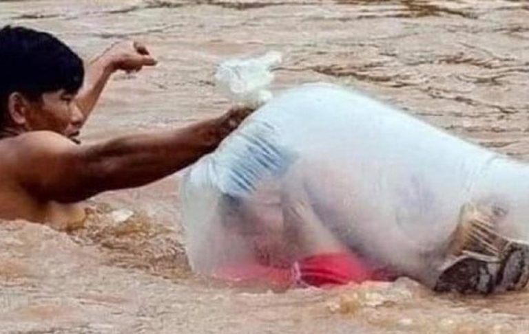 Uno dei bambini trasportato in un sacchetto di plastica