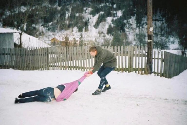 I clienti intrappolati dalla neve mentre se la spassano