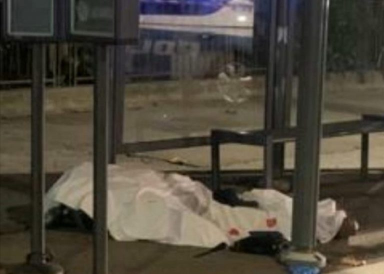 Il corpo della vittima ricoperto da un telo