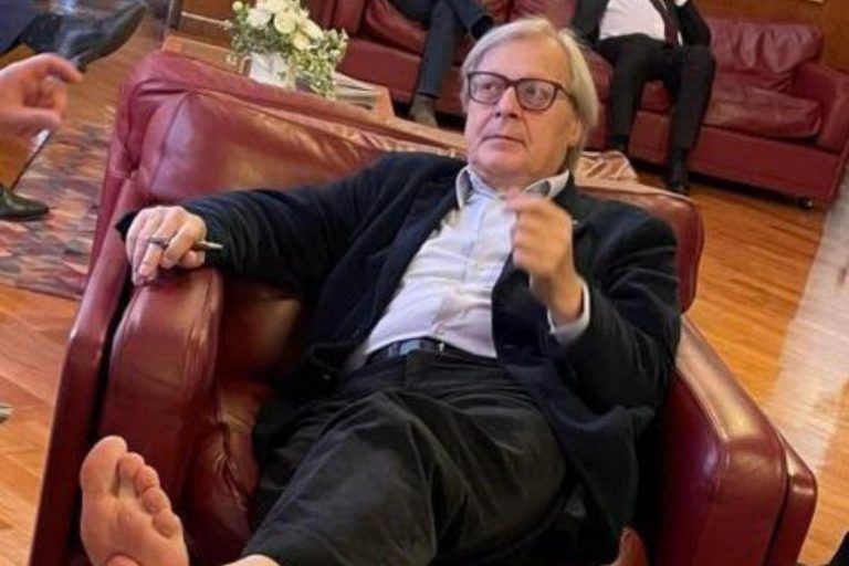 Sgarbi piedi nudi consiglio