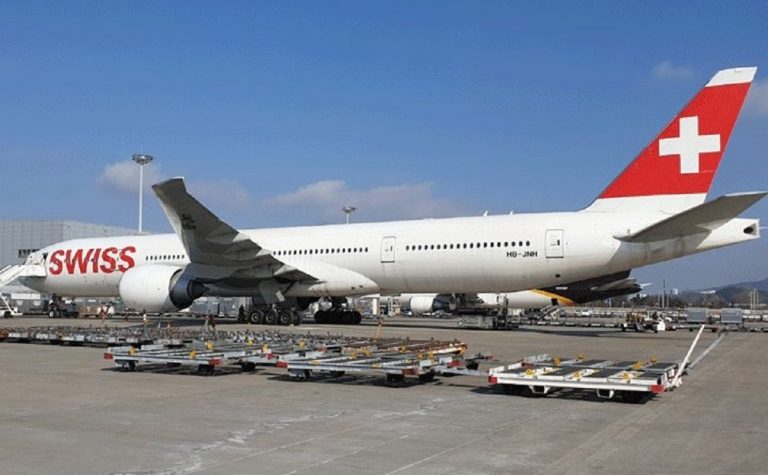 Aereo "dirottato" dalla puzza di pedalini