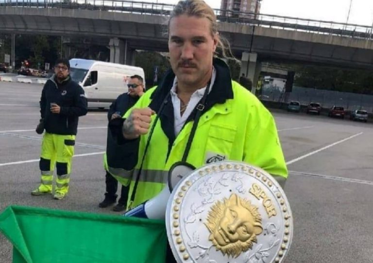 Fabio Tuiach mentre manifesta