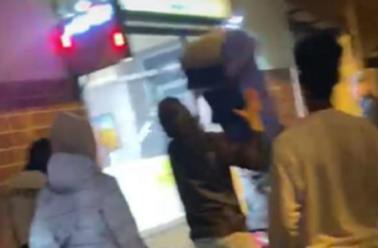I vandali che si accaniscono contro la vetrina