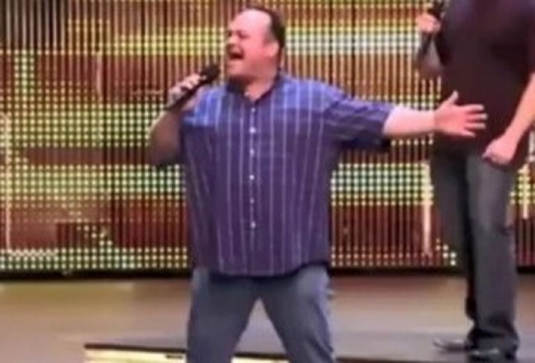 Thomas Wells sul palco di X Factor Usa