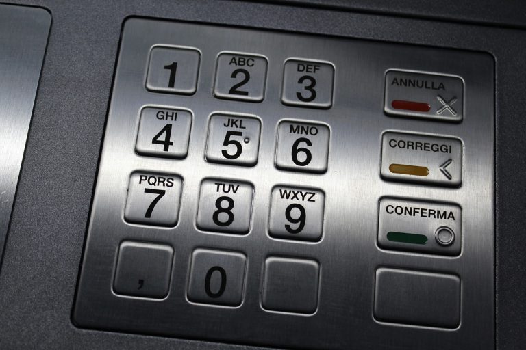 Prende il denaro bancomat di un altro cliente: denunciato
