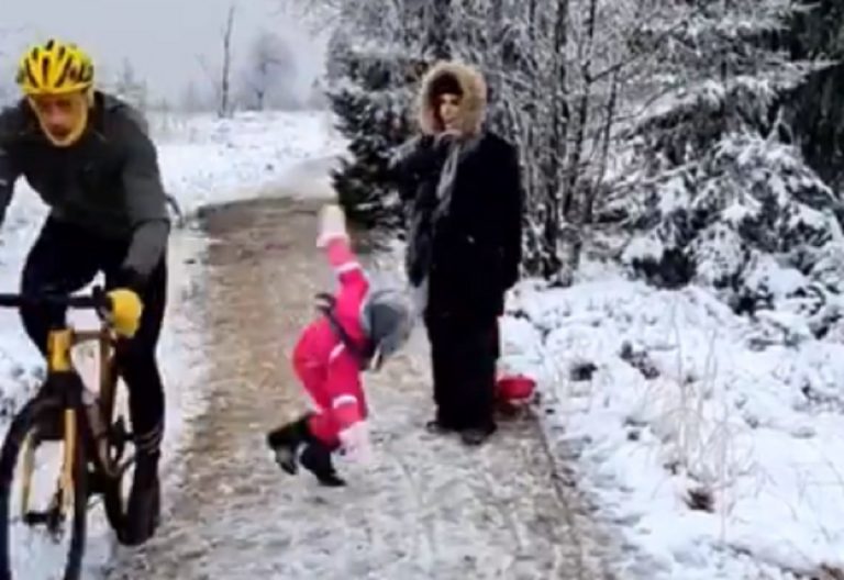 Il momento dello spintone del ciclista alla bambina