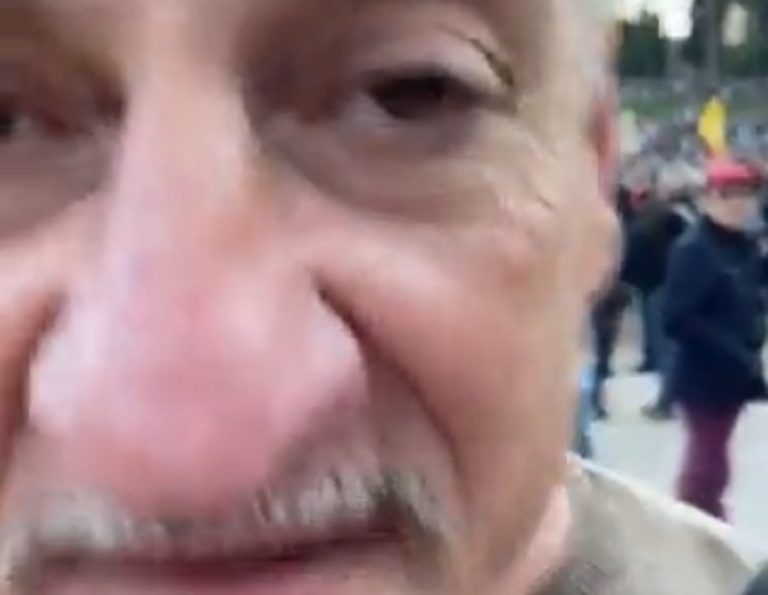 Il momento esatto in cui Di Blasio dà la testata alla Lucarelli