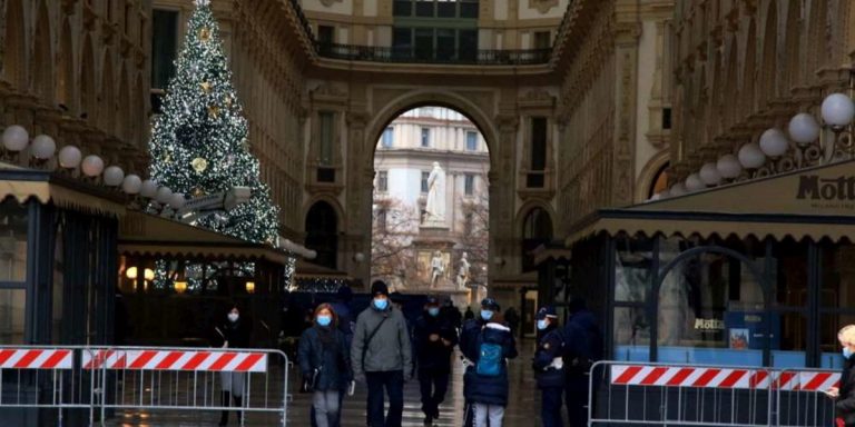 Covid, Di Maio: "Non vogliamo chiudere a Natale, vaccini unica via"