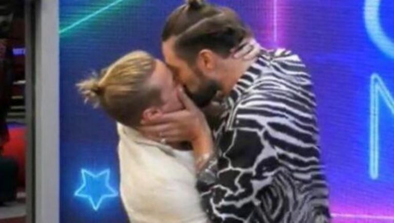 gf vip alex davide bacio