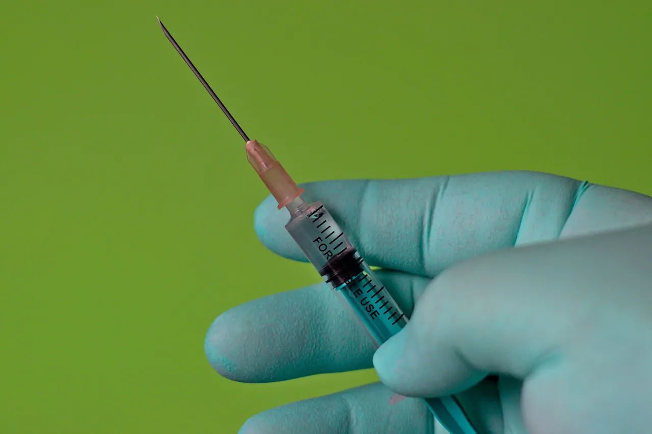 Dottoressa denunciata: fingeva di vaccinare i pazienti contro il covid