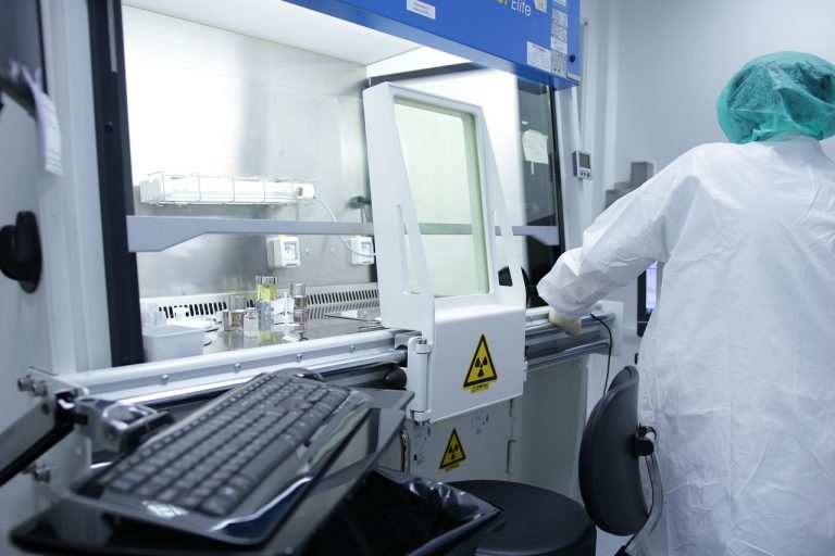 Possibili otto casi di variante Omicron in Francia