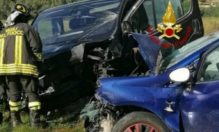 incidente Sardegna auto furgone