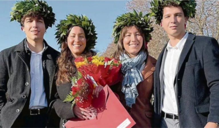 4 gemelli laureati insieme