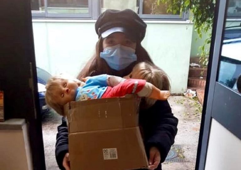La piccola Anna con i regali da donare