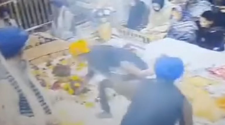 Il momento in cui il 25enne afferra la spada sacra