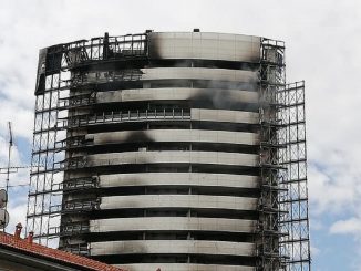 Il grattacielo bruciato a Milano in estate