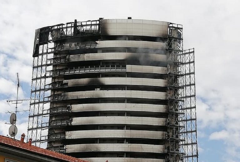 Il grattacielo bruciato a Milano in estate