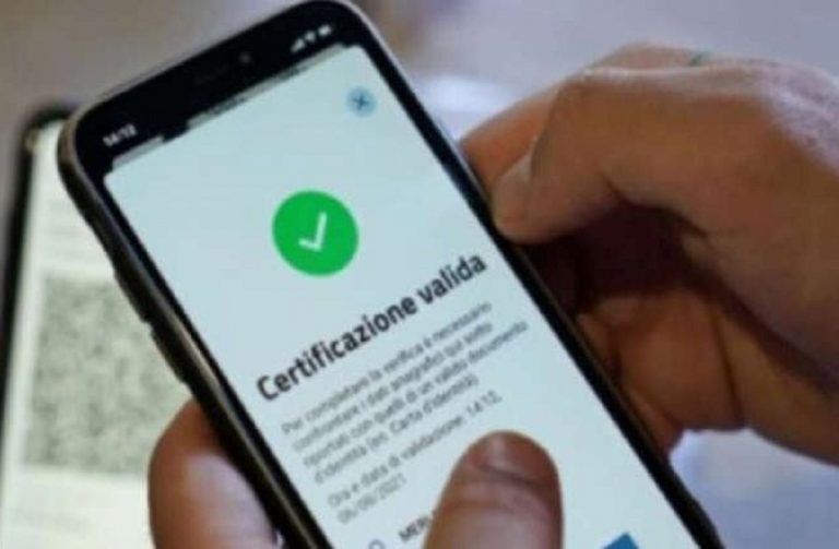 Licenziata una dipendente di Poltrone Frau con Green Pass falso