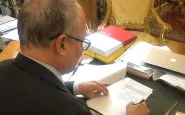 Il sindaco Gualtieri firma l'ordinanza sulle mascherine all'aperto