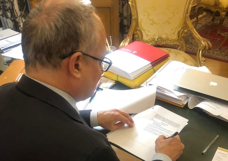 Il sindaco Gualtieri firma l'ordinanza sulle mascherine all'aperto